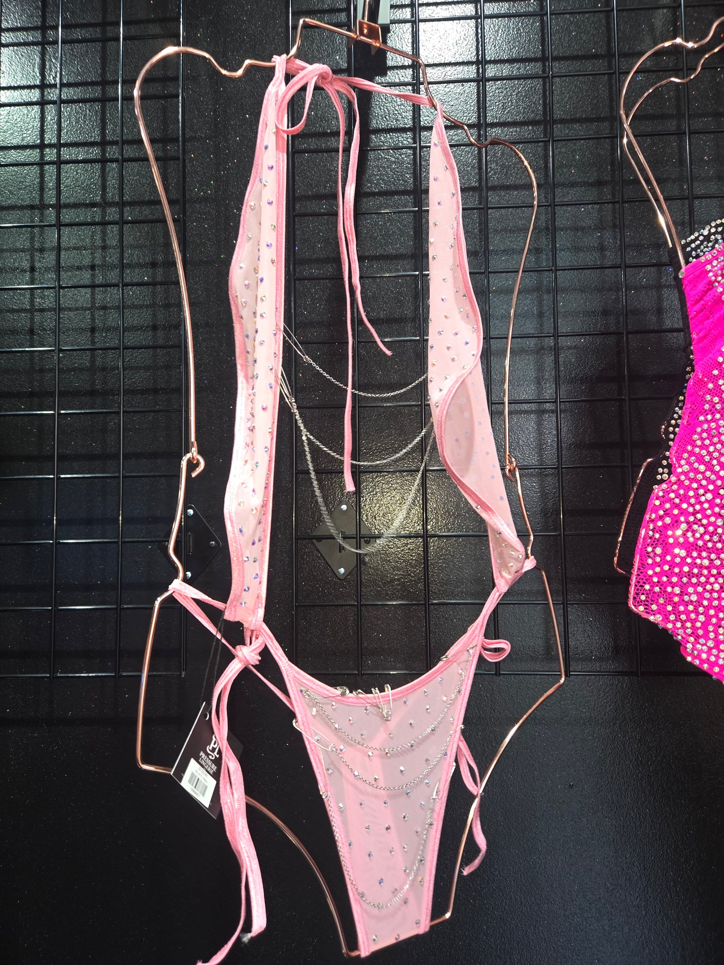 Mesh Halter One-piece  clothespins & chains One- size